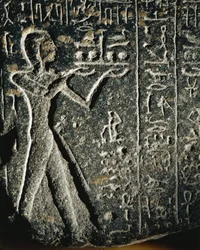 Granitstatue, die Prinz Merneptah in Anbetung zeigt, gewidmet dem Gott Ptah