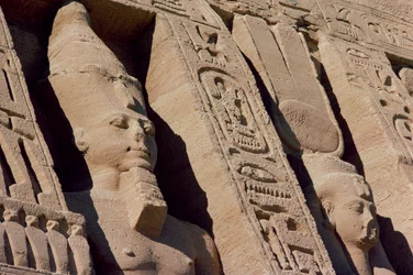 Köpfe von Ramses II. (1279-1213) und Hathor/Nefertari an der Fassade des Tempels der Königin Nefertari, Neues Reich, ca. 1250 v. Chr. (Detail)