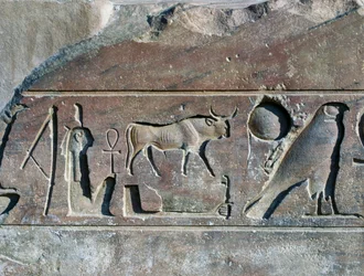 Hieroglyphen mit dem Namen von Ramses II., Sockel des Obelisken, Tempel des Amun (UNESCO-Welterbestätte)