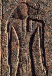 Inschrift und Relief von Anubis und einem anderen Gott, Amenhoteps Sarkophag, Memphis (Unesco-Welterbeliste)