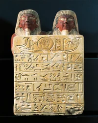 Kalksteinstele von Dydy und seinem Sohn Pendua, Meisterzimmerleute, die ein Loblied auf den Sonnengott Ra singen, aus Deir el-Medina