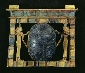 Pektorale des Wesirs Paser, mit einem Skarabäus flankiert von den Göttinnen Isis und Nephthys, aus dem Serapeum in Memphis, Neues Reich