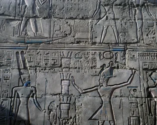 Königin Hatschepsut vor Gott Amun, Detail von Szenen der Opfergaben an die Götter, Relief, Innenwände der Großen Hypostylhalle, Karnak-Tempelkomplex (Unesco-Welterbeliste)