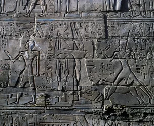 Königin Hatschepsut vor Gott Amun, Detail von Szenen der Opfergaben an die Götter, Relief, Innenwände der Großen Hypostylhalle, Karnak-Tempelkomplex (Unesco-Welterbeliste)