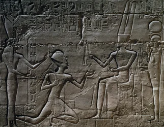 Ramses II. vor Amun-Ra, Relief, Große Hypostylhalle, Tempel des Amun, Karnak-Tempelkomplex (Unesco-Welterbeliste)