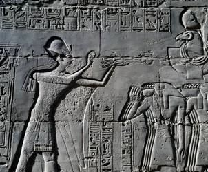 Ramses II. vor dem heiligen Boot, Relief, Innenwände der Großen Hypostylhalle, Karnak-Tempelkomplex (Unesco-Welterbeliste)