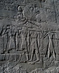 Ramses II vor dem heiligen Boot, Relief, Innenwände der Großen Hypostylhalle, Karnak-Tempelkomplex (Unesco-Welterbeliste)