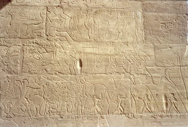 Relief, das ägyptische Truppen zeigt, die die hethitische Stadt Dapur stürmen, aus der Großen Hypostylhalle, Neues Reich, ca. 1297-1185 v. Chr.