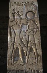 Relief, das den Pharao mit dem Gott Horus zeigt, Portikus des Tempels von Sethos I.