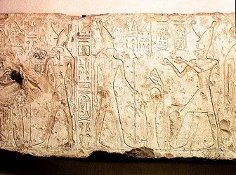 Relief, das Ramses II. (1279-1213 v. Chr.) darstellt, der rituelle Opfergaben an die Familie des Osiris macht, (Detail) der rechten Seite mit Ramses, der zwei Flaschen Wein an Horus opfert, aus Abydos, Neues Reich