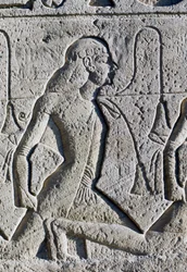Relief mit Schwarzen und asiatischen Gefangenen aus der Schlacht bei Kadesch, Detail vom Sockel der Throne an der Fassade des Großen Tempels von Ramses II., Abu Simbel (UNESCO-Welterbeliste)