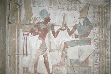 Relief der Isis, die Sethos I. (1303-1290 v. Chr.) Horus vorstellt, Neues Reich