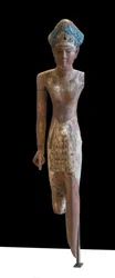 Statue des Souveräns mit Ramessiden-Kopfschmuck und dem vorderen Lendenschurz