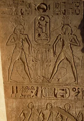 Vereinigung von Ober- und Unterägypten und Kartusche des Pharaos, Relief am Sockel der Throne, Tempel von Ramses II., Abu Simbel, Ägypten, Neues Reich, Dynastie XIX