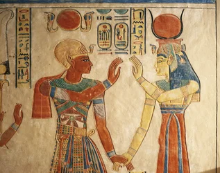 Ägypten, Luxor, das antike Theben, Tal der Königinnen, Grab des Amonherchopeschef, bemaltes Relief mit der Darstellung des Pharaos Ramses III. vor Isis