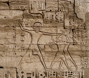Ägyptische Antiquität: Detail der Reliefs, die die Siege des Pharaos über die Völker des Meeres feiern. Totentempel von Ramses III. (1187-1156 v. Chr.). Luxor, Medinet Habu, Ägypten