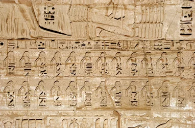 Ägyptische Antike: Detail der Reliefs des ersten Pylons, die die Embleme der von Pharao Ramses III. eroberten Städte darstellen. Totentempel von Ramses III. (1187-1156 v. Chr.). Luxor, Medinet Habu, Ägypten