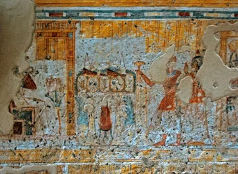 Ägyptische Antike: Darstellung von Shuroy und seiner Frau, die den Gott Osiris verehren, der vor den vier Söhnen des Horus sitzt, auf einem Papyrusblatt. Malerei aus dem Grab von Shuroy (TT13). 20. Dynastie. 1190-1077 v. Chr. Nekropole von Dra Abu el-Naga,