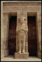 Eine der stehenden Figuren von Ramses III. (ca. 1184-1153 v. Chr.) als Gott Osiris, Ostseite des ersten Hofes oder der Halle der Erscheinungen, des Totentempels von Ramses III., Neues Reich, ca. 1185-10