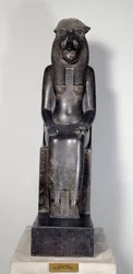 Ägyptische Antiquität: die Löwengöttin Sekhmet mit der Kartusche von König Sheshonq I. Statue aus schwarzem Granit. 950-929 v. Chr. Turin, Ägyptisches Museum