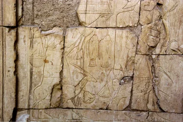 Ägyptische Antiquität: Relief, das Träger von Opfergaben darstellt. Grab von Ankh-Hor (Ankh Hor) (TT414) (26. Dynastie, 672-525 v. Chr.), Luxor (Theben), Ägypten