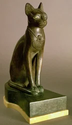 Statuette einer Katze als Darstellung der Göttin Bastet mit der Kartusche Psammetichs I., saitische Zeit, um 664-610