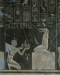 Dolerit-Relief von Nectanebo I., König, der ein Geschenk an einen krokodilköpfigen Dämon überreicht, aus Heliopolis im Tempel von Atum