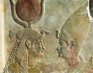 König Nektanebo II wird von Göttin Isis begrüßt, bemaltes Kalksteinrelief, aus dem Serapeum in Saqqara, Detail