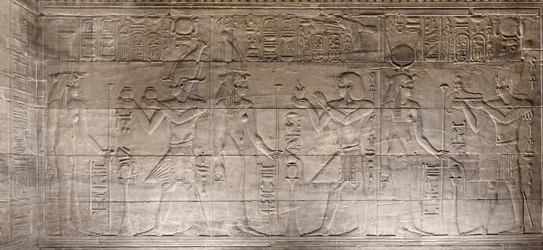 Reliefs im inneren Heiligtum, Philae-Tempel, Assuan, Ägypten