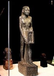 Der Wesir Psamerikseneb bietet dem Stier Mnevis ein Heiligtum an, Spätzeit, ca. 358-341 v. Chr.