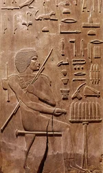 Tafel aus einer Nische in der Kapelle des Grabes von Hezyre, Chef der Schreiber des Königs, aus Saqqara, Altes Reich