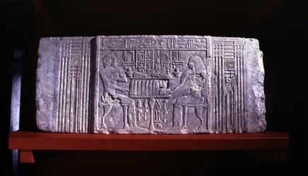 Gesims einer falschen Tür aus einem Mastaba-Grab, das den Grabinhaber Shery, einen hohen Beamten der Dynastie IV, und seine Frau Khentetka darstellt, Saqqara, Altes Reich