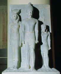Triade von Menkaure (Mykerinos) mit der Göttin Hathor und einer der Nomosgöttinnen, aus dem Taltempel der Pyramide von Menkaure in Gizeh, Altes Reich, ca. 2529 v. Chr. (Schiefer)