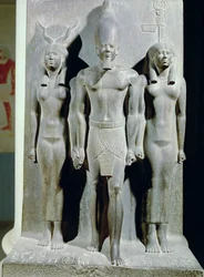 Triade von Menkaure (Mykerinos) mit der Göttin Hathor und der Göttin des Aphroditopolis-Nome, aus dem Taltempel der Pyramide von Menkaure in Gizeh, Altes Reich, ca. 2529 v. Chr.