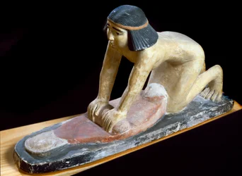 Ägyptische Antike: „Ägypter, der Getreide zerkleinert, um Brot zu machen“ Figur. 5. Dynastie. 2400 v. Chr. Florenz, Museo Archeologico