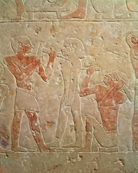 Relief, das zwei Bildhauer zeigt, die eine Statue schnitzen, aus der Mastaba von Kaemrehu, Saqqara, Altes Reich, ca. 2325 v. Chr.