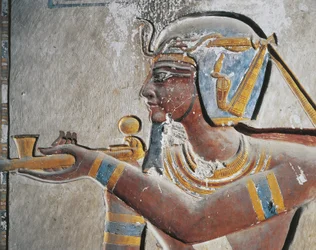 Ägypten, Altes Theben, Tal der Könige, Bemaltes Relief eines Pharaos im Grab von Ramses VI.