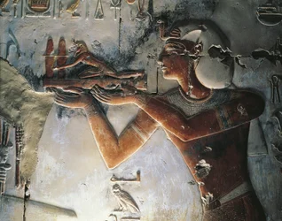 Bemaltes Relief eines Pharaos