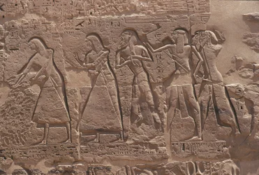 Relief eines Schreibers und eines Gefangenen im befestigten Tempel von Ramses III. in Medinet Habu