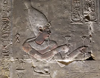 Der Pharao trägt die Hedjet, Tempel von Horus in Edfu