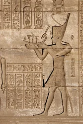 Ägyptische Antike: Römisches Mammisi zur Erinnerung an die Geburt von Ihy, Sohn der Isis - Detail von Reliefs und Hieroglyphen, Tempel der Hathor, Denderah, Ägypten