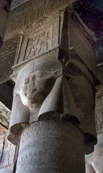 Ägyptische Antike: Kapitell von Säulen mit der Darstellung der Göttin Hathor. Tempel der Hathor, Denderah, Ägypten