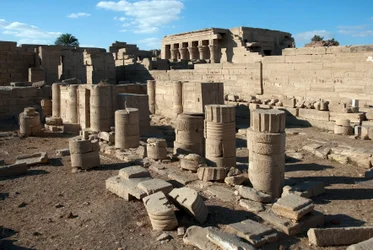 Ägyptische Antike: Säulen des Tempels der Hathor, Denderah, Ägypten