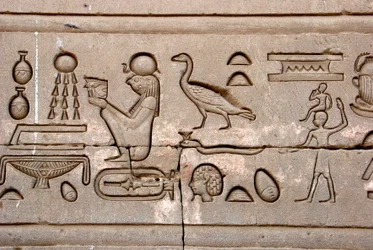 Ägyptische Antiquität: Hieroglyphen an der Ostwand des Hathor-Tempels, Denderah, Ägypten