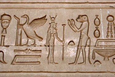 Ägyptische Antike: Hieroglyphen an der Ostwand des Hathor-Tempels, Denderah, Ägypten
