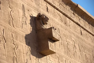 Ägyptische Antike: Löwenkopf-Wasserspeier, Tempel der Hathor, Denderah, Ägypten