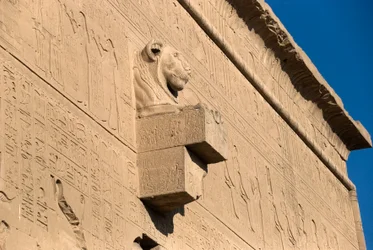 Ägyptische Antiquität: Löwenkopf-Wasserspeier, Hathor-Tempel, Denderah, Ägypten