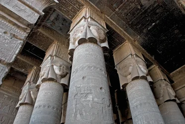 Ägyptische Antike: Teilansicht des Hypostylraums mit Säulen, die die Göttin Hathor darstellen. Tempel der Hathor, Denderah, Ägypten