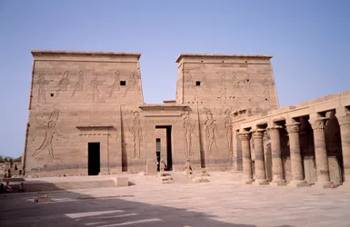 Ägyptische Antike: Ansicht des Eingangs zum Tempel von Edfu, Ägypten
