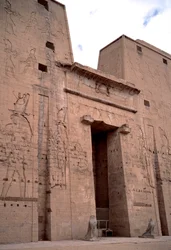 Ägyptische Antike: Ansicht des Eingangs zum Tempel von Edfu, gewidmet der Gottheit Horus